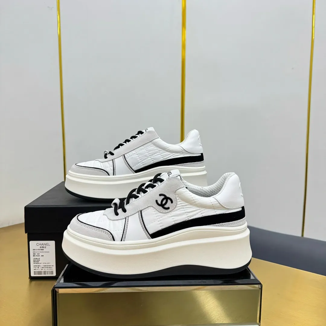 👟👟Ex-factory price 600👟👟 Upgraded version, upgraded version, upgraded version! No rebuttal accepted! ! ! ! Chanel Chanel panda shoes! 2025 counter's top casual sports shoes. This classic design; the upper is electro-embroidered with a variety of techniques; the outsole is fashionable and sporty; the unusual inclusion of a variety of color matching elements... The diversified mix and match is very good-looking and versatile, and can be used for leisure, fashion, sports, and outdoor... ꫛꫀꪝ Go➫ Materials: ❶Upper made of: original imported first-layer silk cowhide + original waterproof cloth + original first-layer cowhide ❷Inner lining: Original Yangli+Net ❸Outsole based on: Original TPU combination outsole Counter boutique packaging complete set for women 35–41 👉 👉